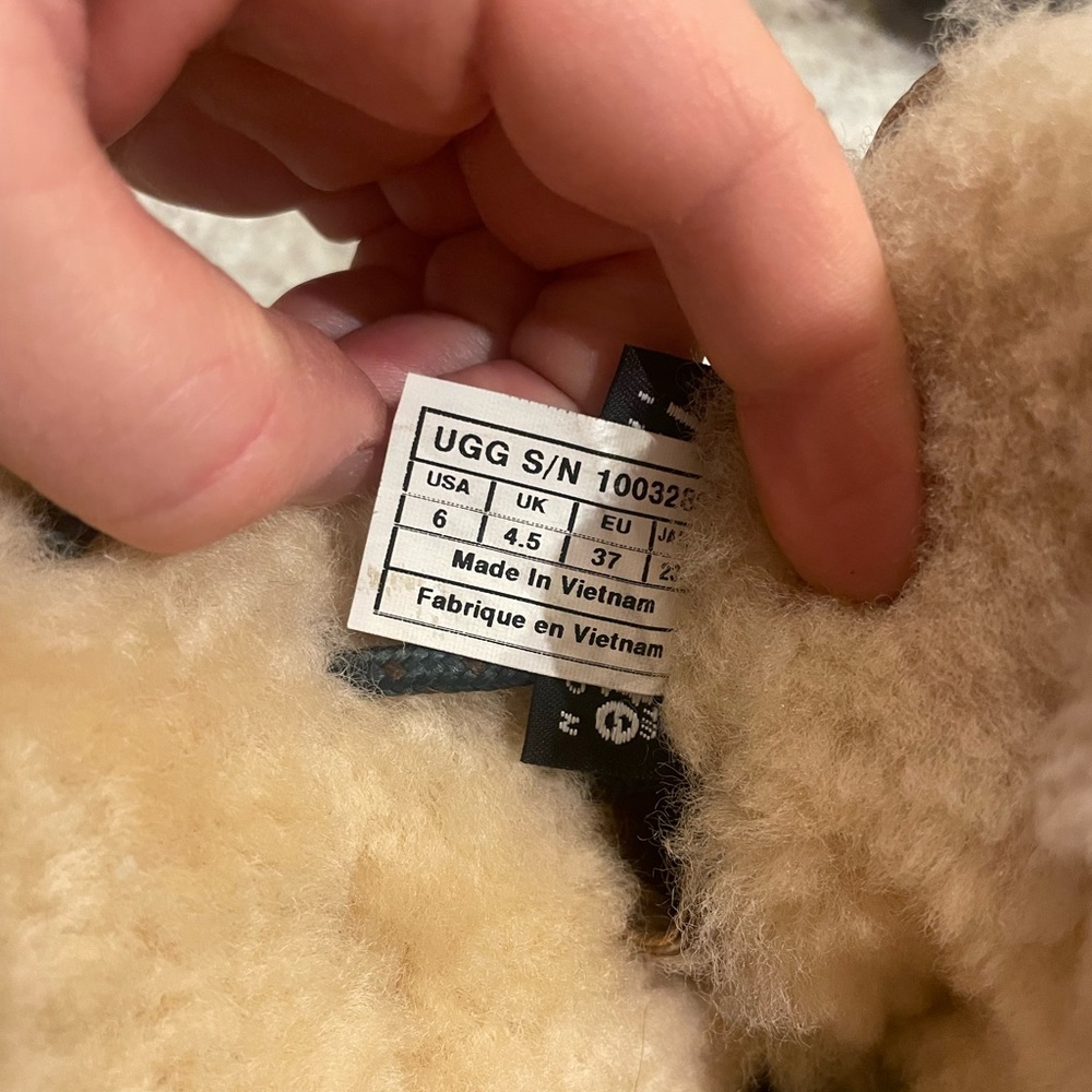 Excellent Condition Fully Waterproof Ugg Fur Line… - image 4